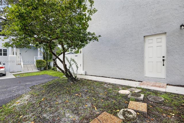 490 NW 102nd Ter, Pembroke Pines, FL 33026