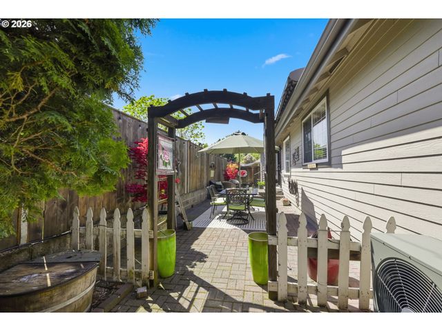 1140 MOLLY Ln, Eugene, OR 97404