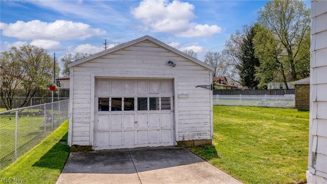 624 Broadway Street E, Cuyahoga Falls, OH 44221