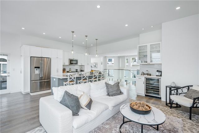 647 1st Place, Hermosa Beach, CA 90254