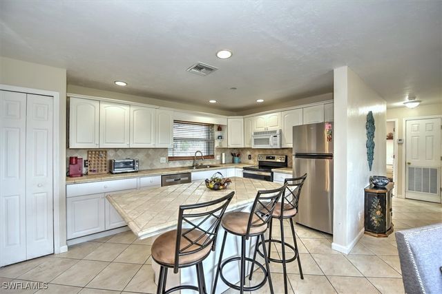 725 Sesame CT, Cape Coral, FL 33904