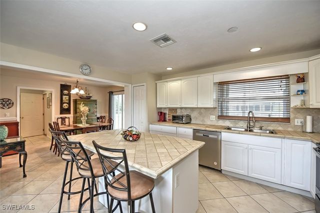 725 Sesame CT, Cape Coral, FL 33904