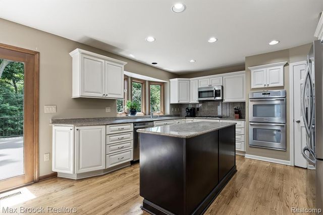 3015 Woodcreek Way, Bloomfield Hills, MI 48304