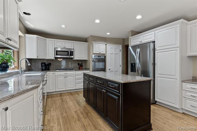 3015 Woodcreek Way, Bloomfield Hills, MI 48304