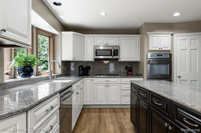 3015 Woodcreek Way, Bloomfield Hills, MI 48304