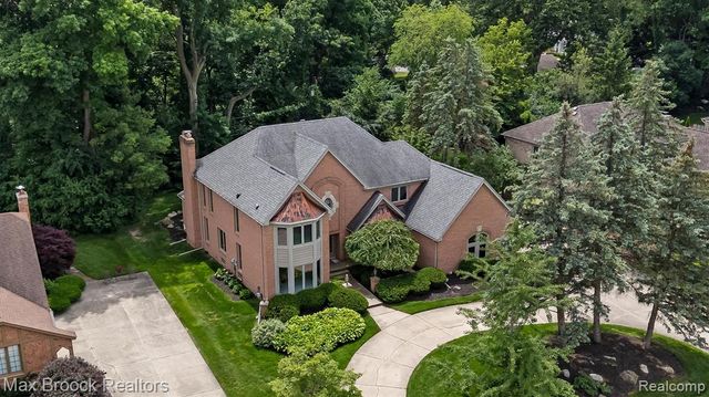3015 Woodcreek Way, Bloomfield Hills, MI 48304