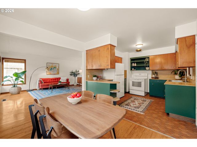 7825 Se SHERMAN St, Portland, OR 97215