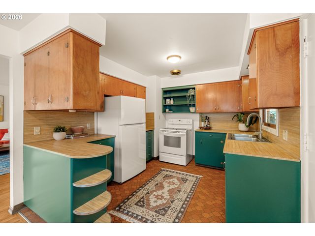 7825 Se SHERMAN St, Portland, OR 97215