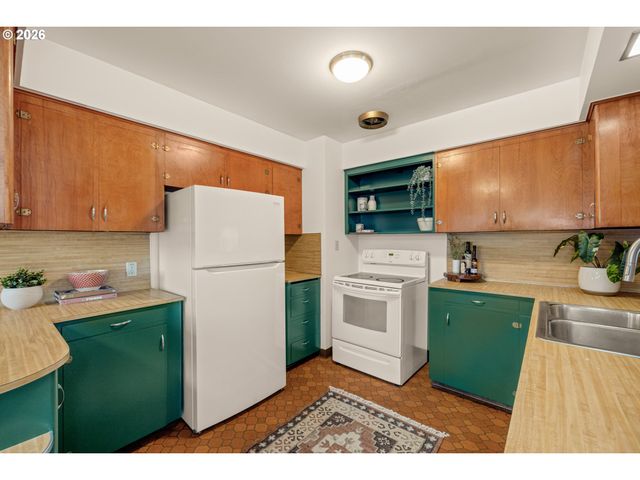 7825 Se SHERMAN St, Portland, OR 97215