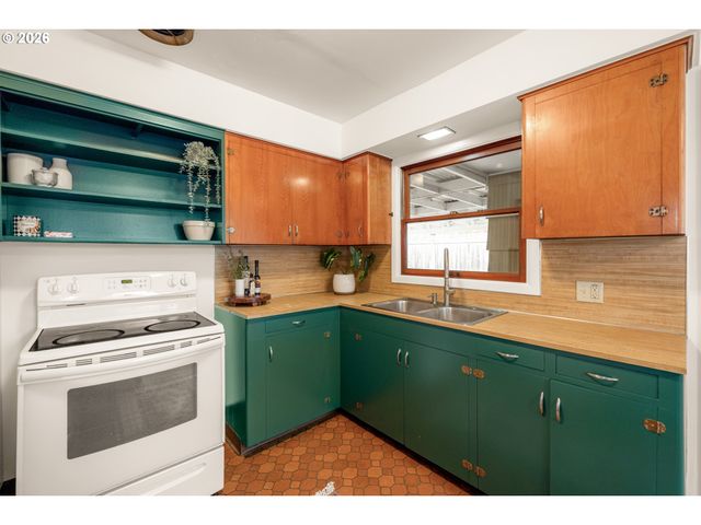 7825 Se SHERMAN St, Portland, OR 97215