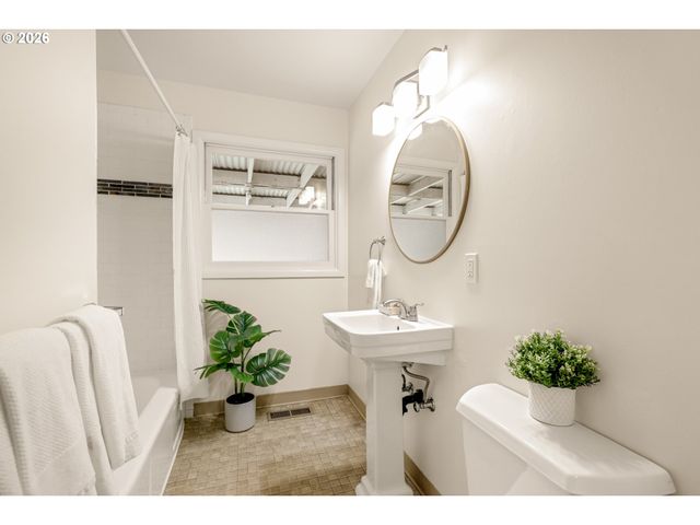 7825 Se SHERMAN St, Portland, OR 97215