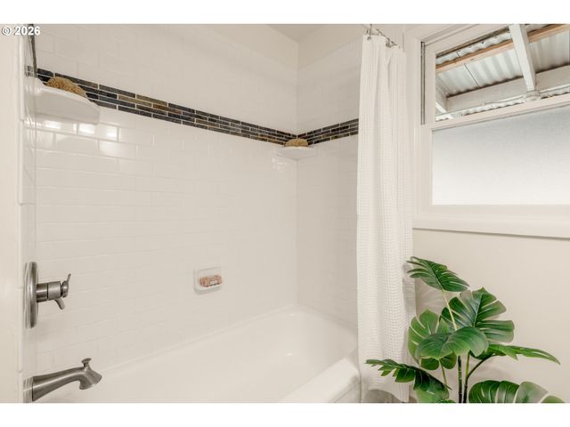 7825 Se SHERMAN St, Portland, OR 97215