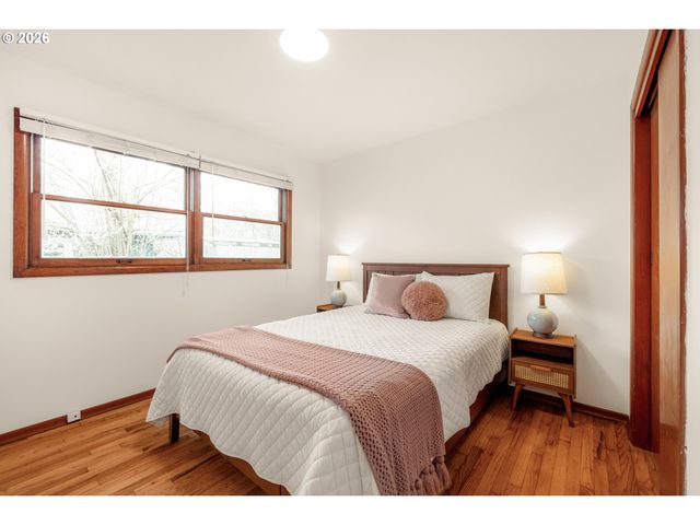 7825 Se SHERMAN St, Portland, OR 97215