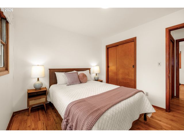 7825 Se SHERMAN St, Portland, OR 97215