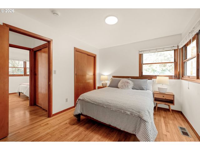 7825 Se SHERMAN St, Portland, OR 97215