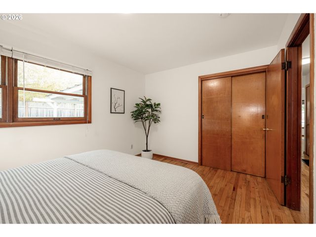 7825 Se SHERMAN St, Portland, OR 97215