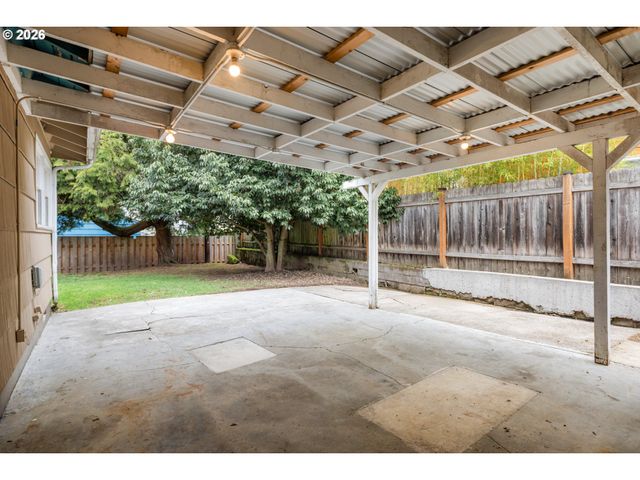 7825 Se SHERMAN St, Portland, OR 97215