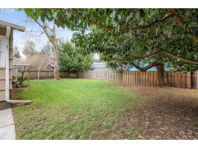 7825 Se SHERMAN St, Portland, OR 97215