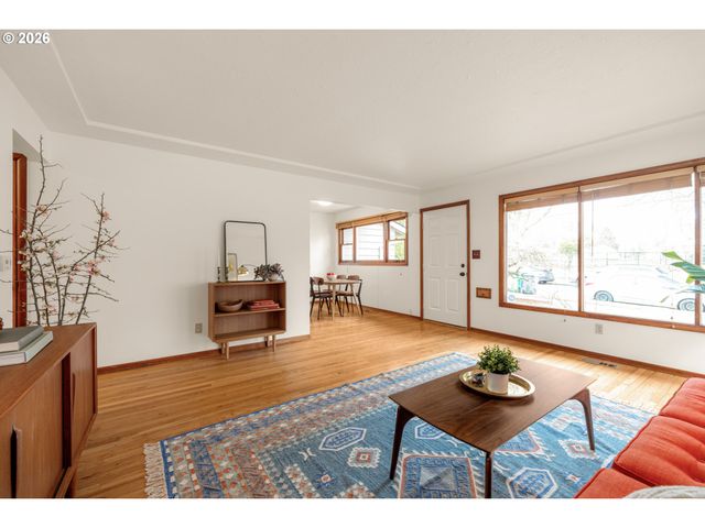 7825 Se SHERMAN St, Portland, OR 97215