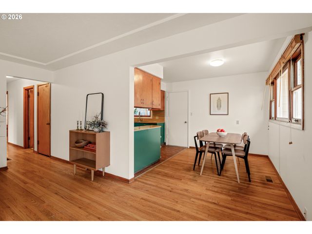 7825 Se SHERMAN St, Portland, OR 97215