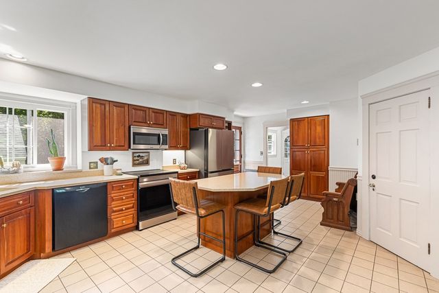 89 Bay State Rd, Rehoboth, MA 02769