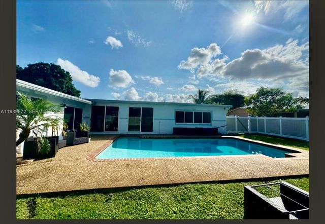 4861 NW 7th St, Plantation, FL 33317