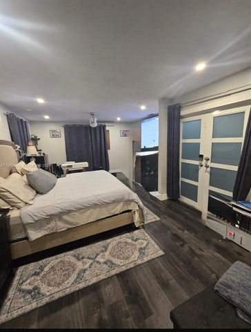 4861 NW 7th St, Plantation, FL 33317