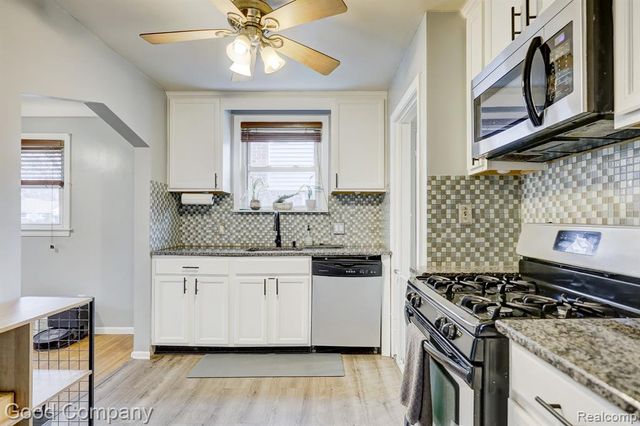 20420 Roscommon Street, Harper Woods, MI 48225