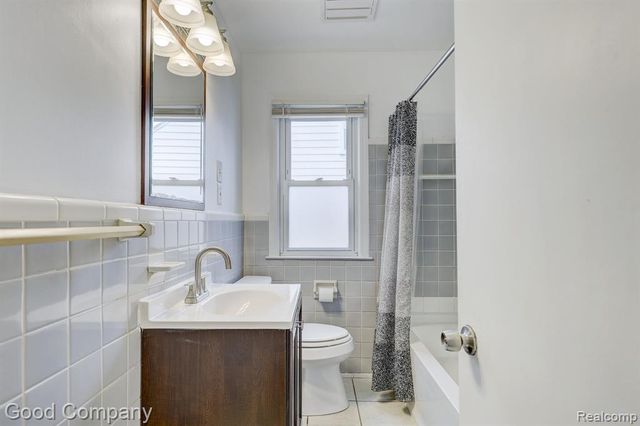 20420 Roscommon Street, Harper Woods, MI 48225