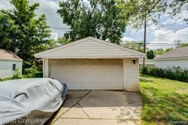 20420 Roscommon Street, Harper Woods, MI 48225