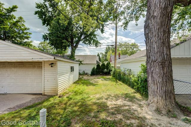 20420 Roscommon Street, Harper Woods, MI 48225