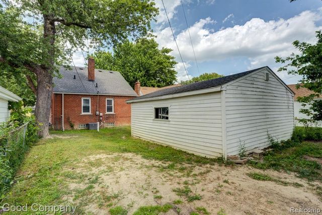 20420 Roscommon Street, Harper Woods, MI 48225