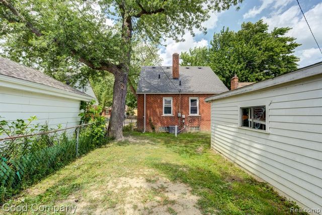 20420 Roscommon Street, Harper Woods, MI 48225