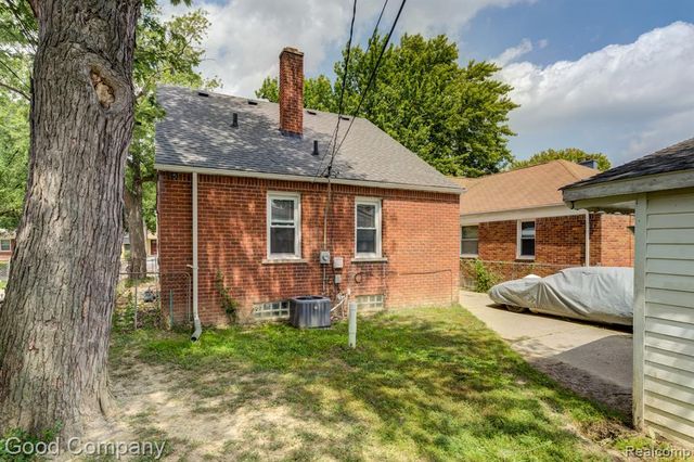 20420 Roscommon Street, Harper Woods, MI 48225