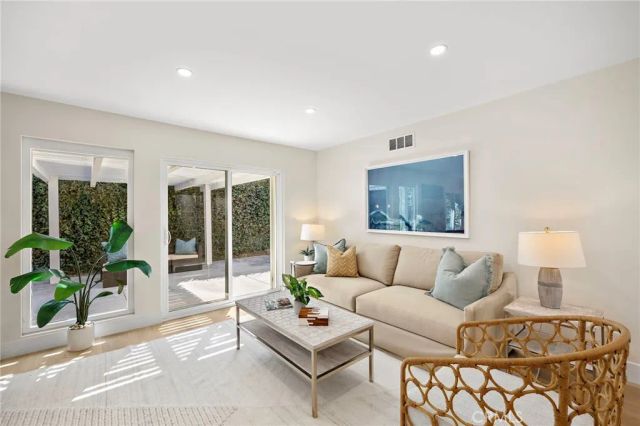 359 Ravello Lane, Costa Mesa, CA 92627