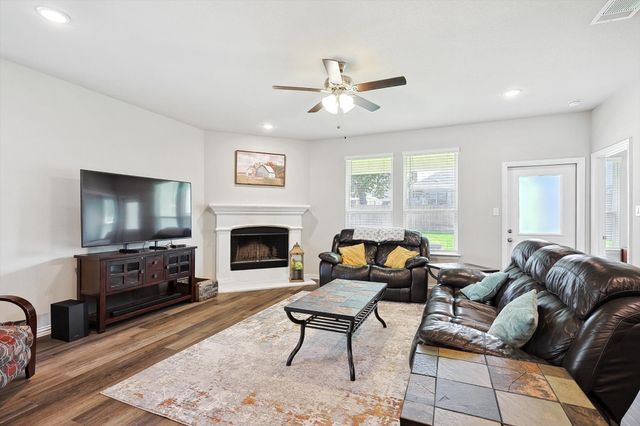 808 Feather Edge Drive, Springtown, TX 76082