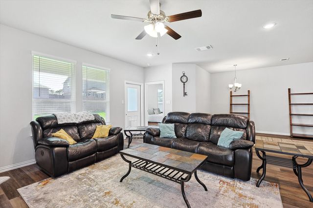 808 Feather Edge Drive, Springtown, TX 76082