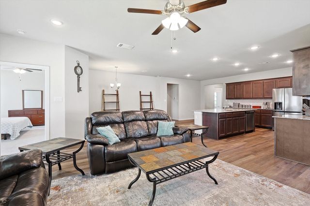 808 Feather Edge Drive, Springtown, TX 76082