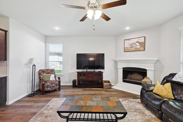 808 Feather Edge Drive, Springtown, TX 76082