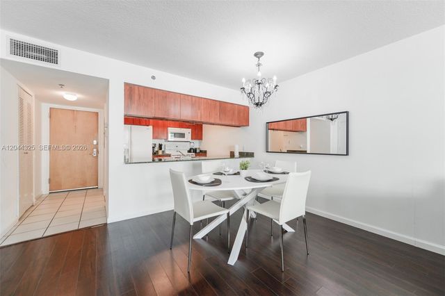 1200 Brickell Bay Dr 3614, Miami, FL 33131