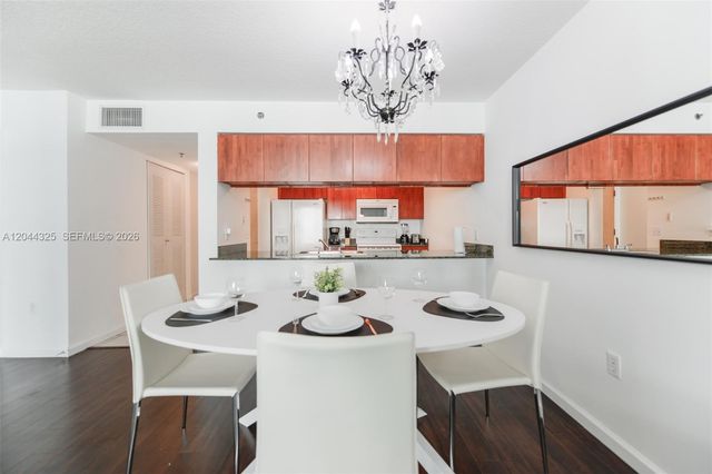 1200 Brickell Bay Dr 3614, Miami, FL 33131