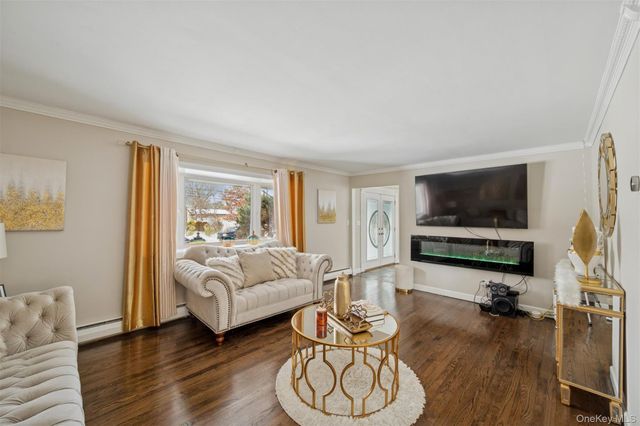 35 Saint Johns Place, West Babylon, NY 11704