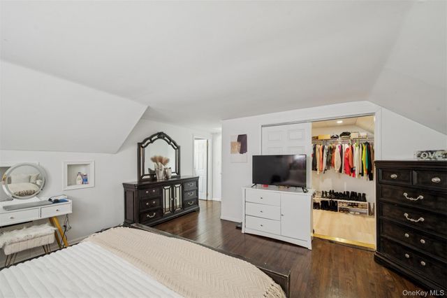 35 Saint Johns Place, West Babylon, NY 11704