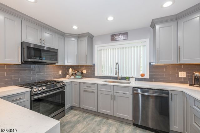 43 Graydon Ter, Clifton City, NJ 07013