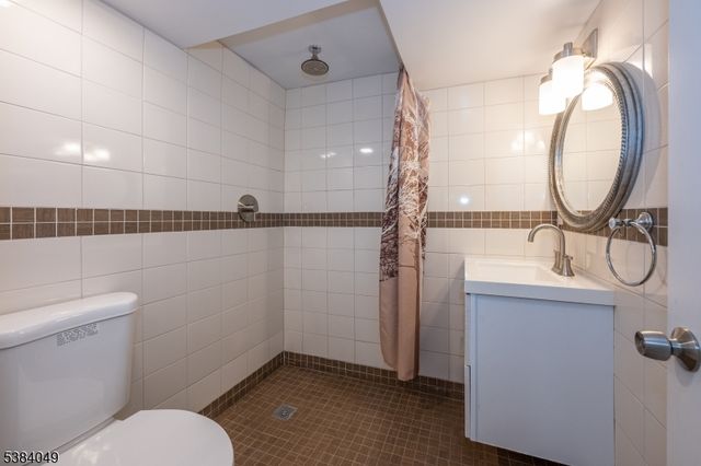 43 Graydon Ter, Clifton City, NJ 07013