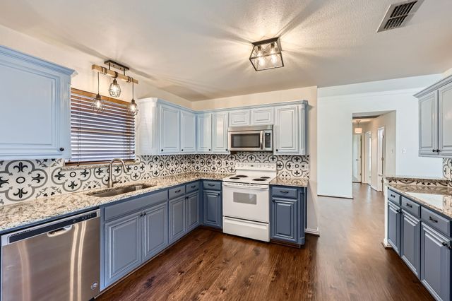 2204 Savannah Drive, Mansfield, TX 76063