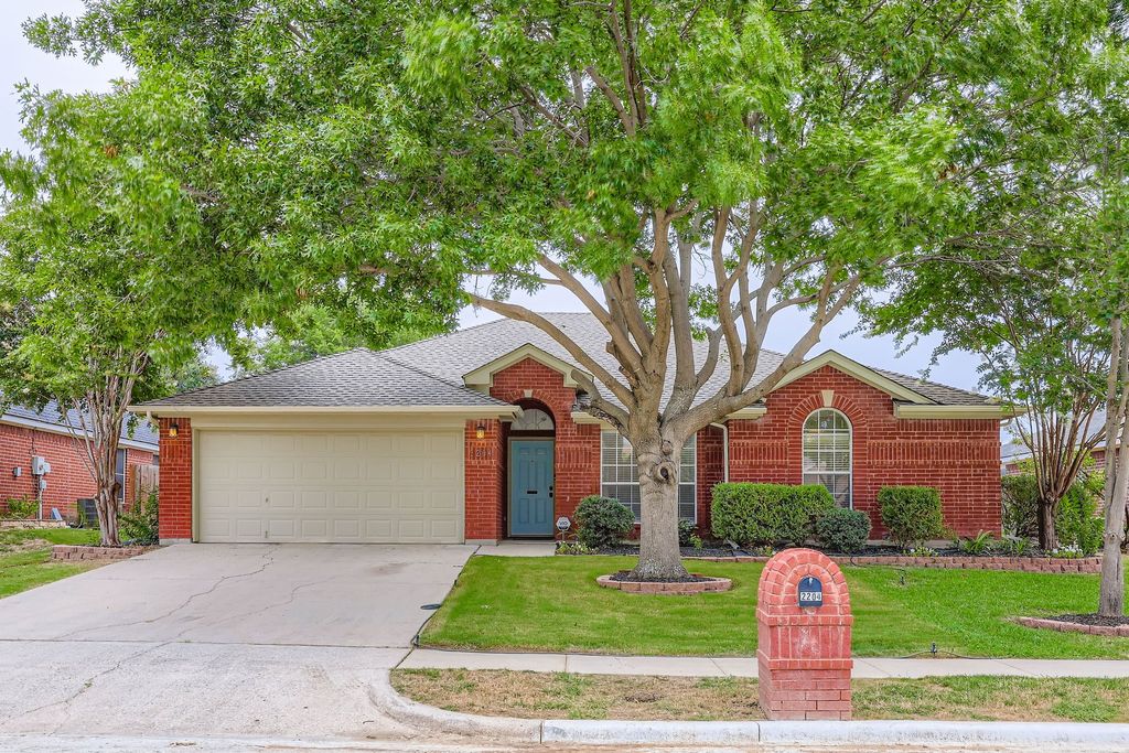 2204 Savannah Drive, Mansfield, TX 76063