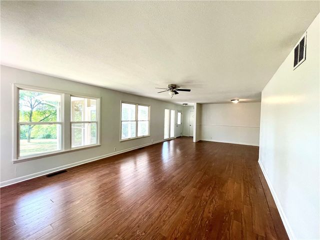 601 Parrott Drive, Huntsville, AR 72740
