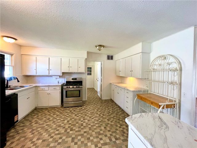 601 Parrott Drive, Huntsville, AR 72740