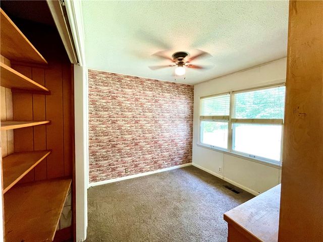 601 Parrott Drive, Huntsville, AR 72740